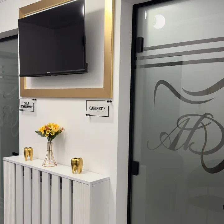 Holul: ecran într-o ramă aurie, flori galbene și ușa cabinetului 2.